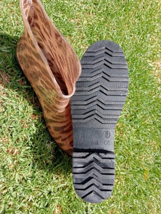 BOTAS DE AGUA CON ESTAMPADO DE LEOPARDO.
