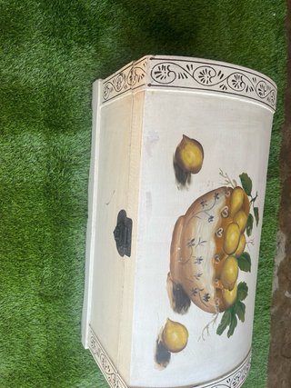 Cofre de madera pintado a mano