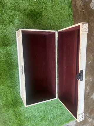 Cofre de madera pintado a mano