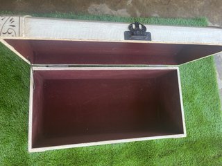 Cofre de madera pintado a mano
