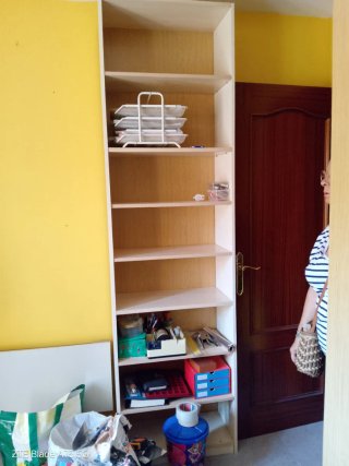 Estantería de madera y plástico