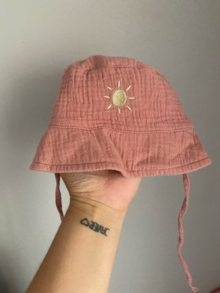 Gorro de bebé de muselina rosa