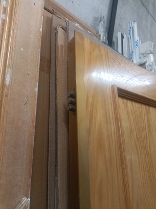 Puerta de calle madera con cerradura de seguridad.