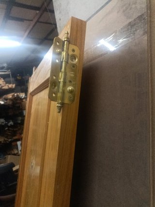 Puerta de calle madera con cerradura de seguridad.