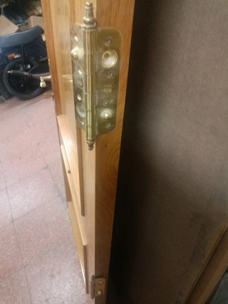 Puerta de calle madera con cerradura de seguridad.