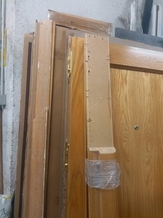Puerta de calle madera con cerradura de seguridad.