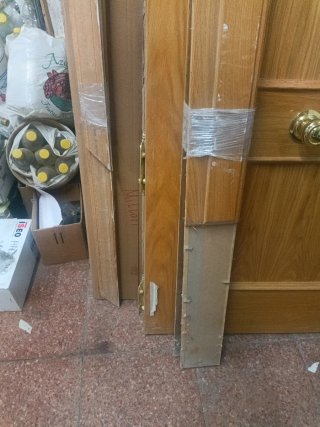 Puerta de calle madera con cerradura de seguridad.