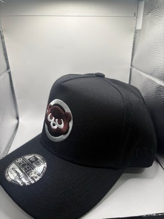 Gorra New Era Negra Oso Marrón