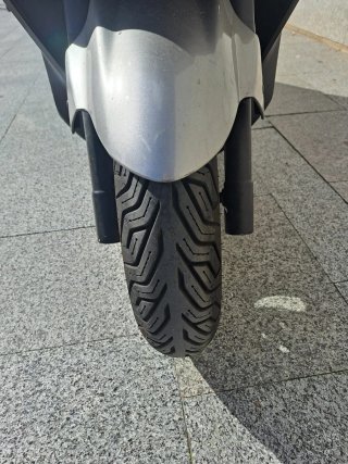 Kymco Maxi Scooter Automática Plata