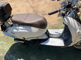 Moto Scooter Blanca y Plateada Automática