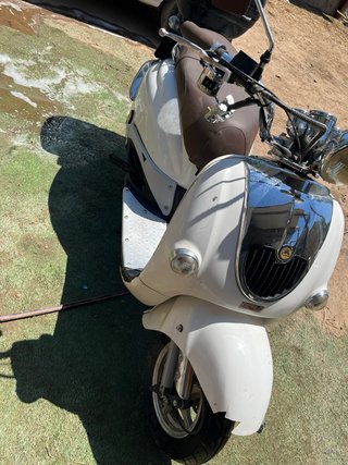 Moto Scooter Blanca y Plateada Automática