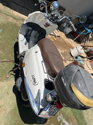 Moto Scooter Blanca y Plateada Automática