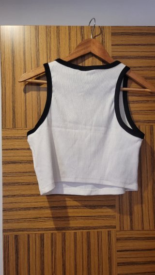 Top crop H&M blanco con ribete negro