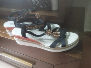 Sandalias de verano beige y negras