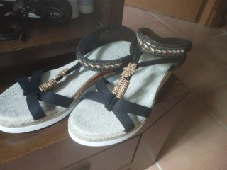 Sandalias de verano beige y negras