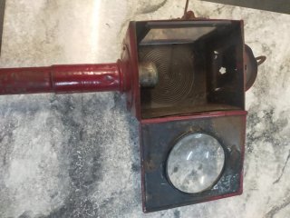 Faro antiguo rojo