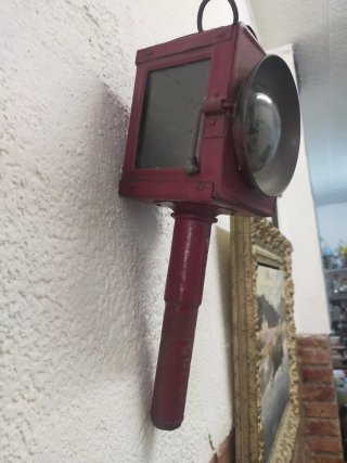 Faro antiguo rojo