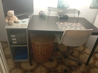 Mesa escritorio negra y multicolor