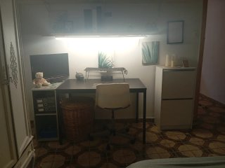Mesa escritorio negra y multicolor