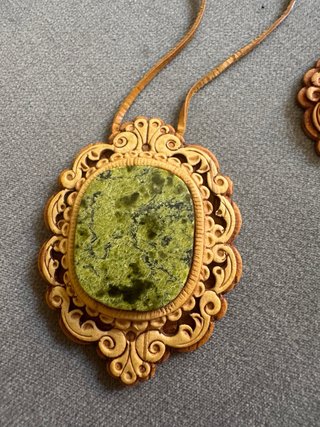 Conjunto colgante y pendientes de madera