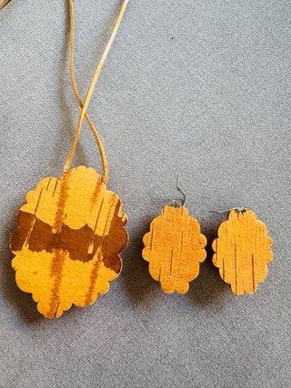 Conjunto colgante y pendientes de madera