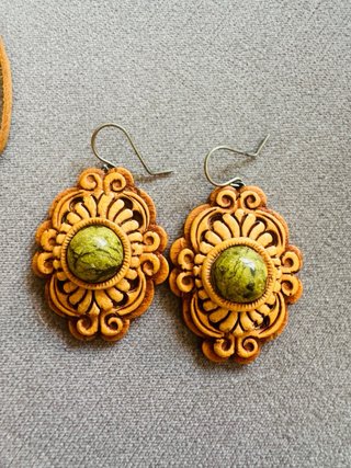 Conjunto colgante y pendientes de madera