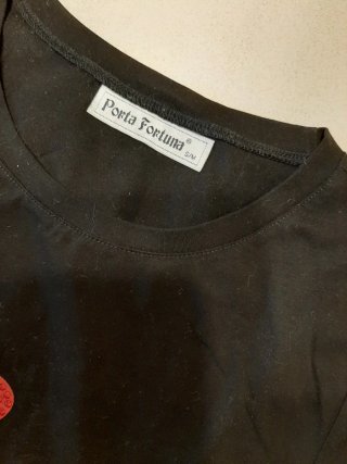Camiseta Porta Fortuna Negra Corazones