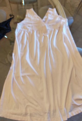 2 Camisones maternidad,uno encaje negro, otro beig