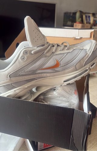 Zapatillas Nike grises y naranjas