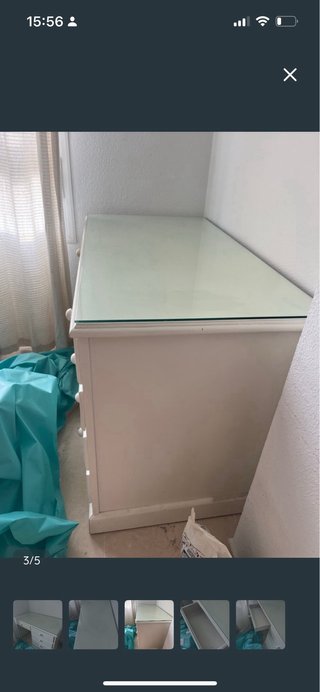Escritorio blanco con tapa de cristal