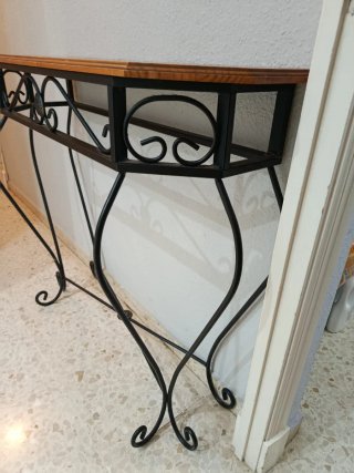 Entradita de forja y madera
