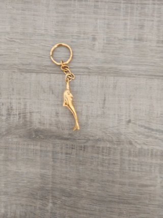 Llavero de delfín dorado