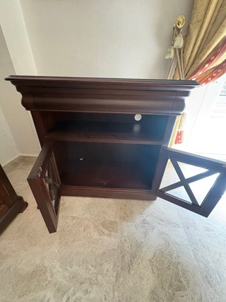 Mueble TV madera caoba con puertas