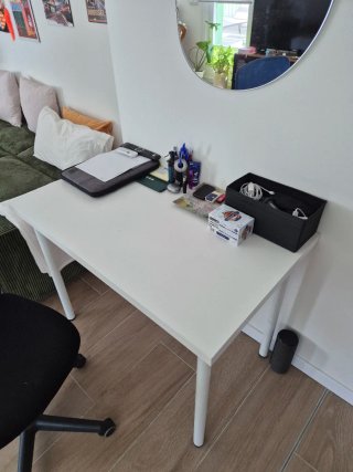 Escritorio Ikea Blanco y Silla Negra y azul.