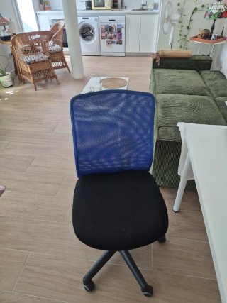 Escritorio Ikea Blanco y Silla Negra y azul.