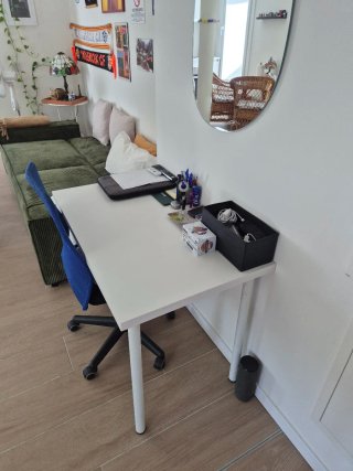 Escritorio Ikea Blanco y Silla Negra y azul.