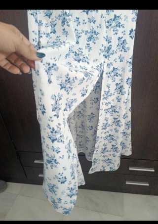 Vestido floral blanco y azul talla M