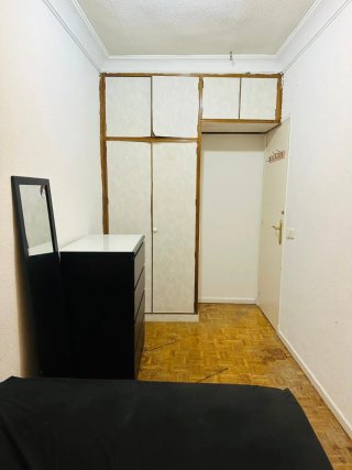 Cómoda negra y armario blanco