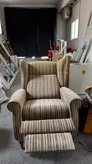 Sillón orejero clásico beige y marrón