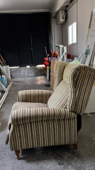 Sillón orejero clásico beige y marrón