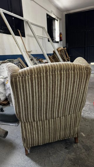 Sillón orejero clásico beige y marrón