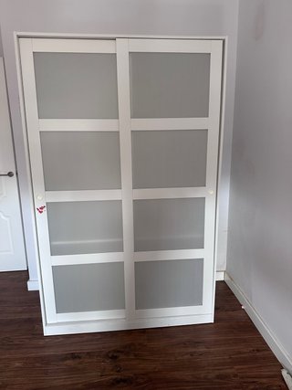Armario blanco puertas correderas.