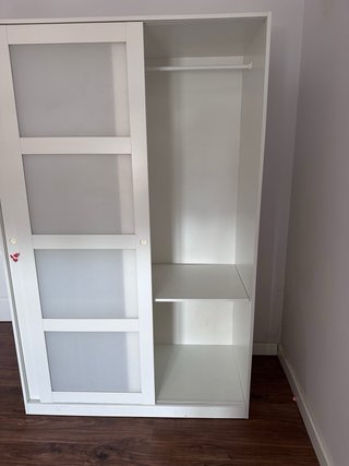 Armario blanco puertas correderas.