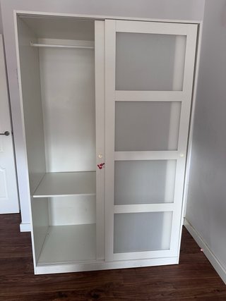 Armario blanco puertas correderas.
