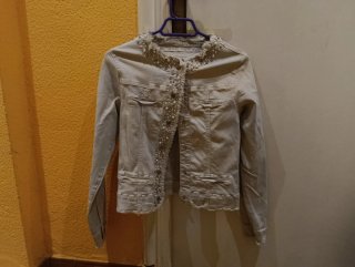 Chaqueta beige con pedrería