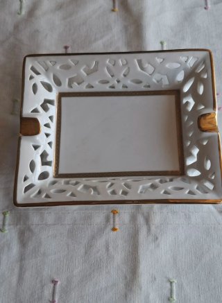Cenicero de porcelana blanco y dorado