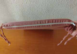 Cojín silla rosa con lazos. 40 cm x 40 cm