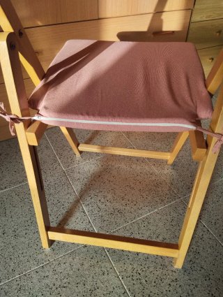 Cojín silla rosa con lazos. 40 cm x 40 cm