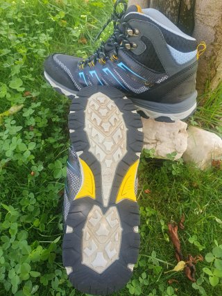 Botas de montaña negras y azules