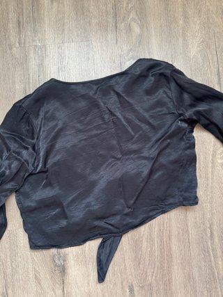 Blusa Bershka negra anudada manga larga